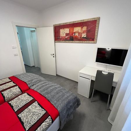 B&B Alessandro Private Room & Bathroom In Shared Apartment Arco Bagian luar foto