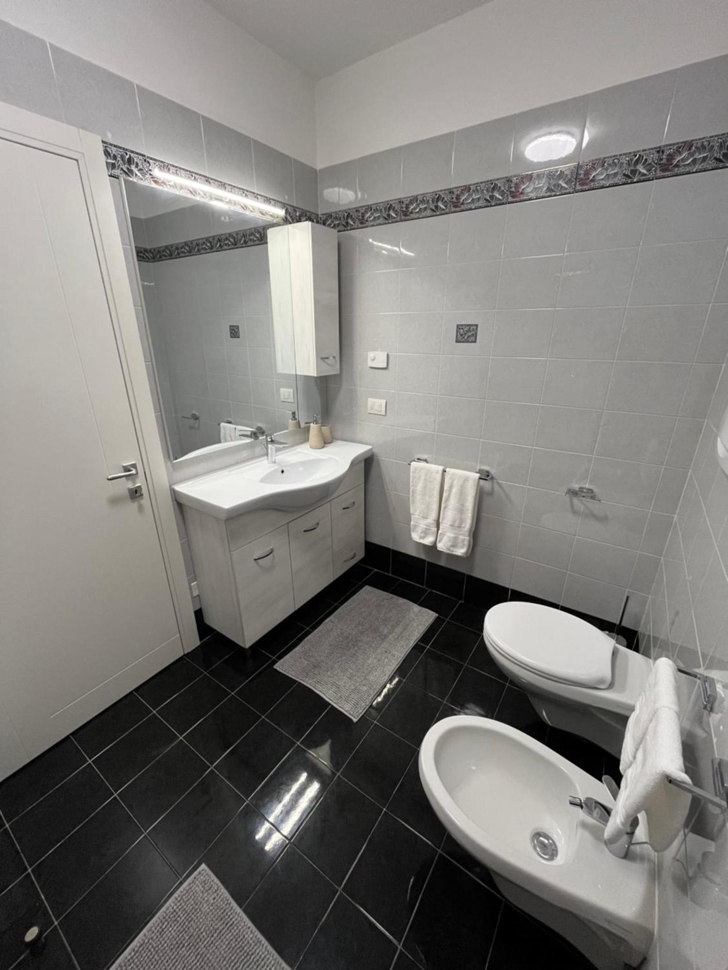 B&B Alessandro Private Room & Bathroom In Shared Apartment Arco Bagian luar foto